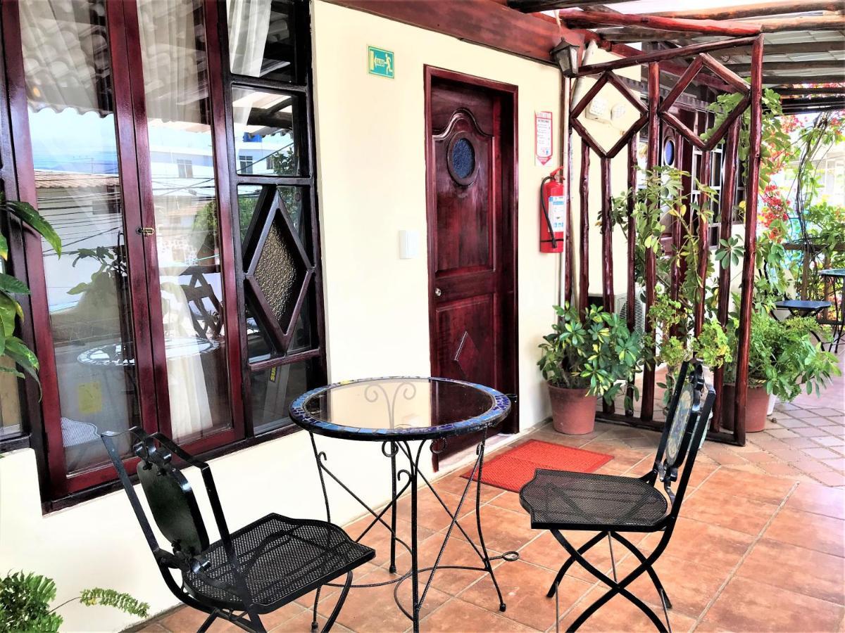 Casa Del Lago Lodging House Puerto Ayora  Exterior photo