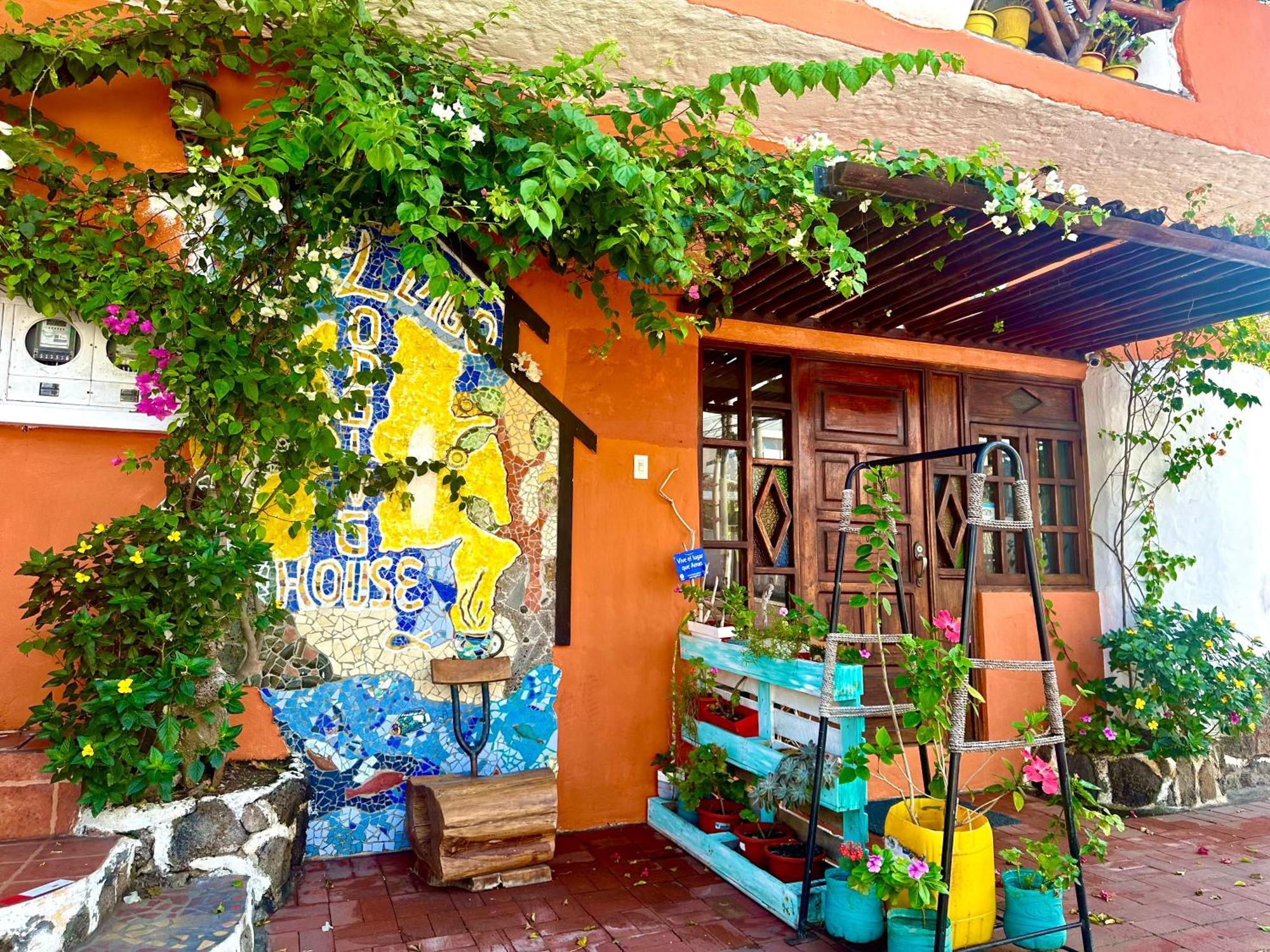 Casa Del Lago Lodging House Puerto Ayora  Exterior photo