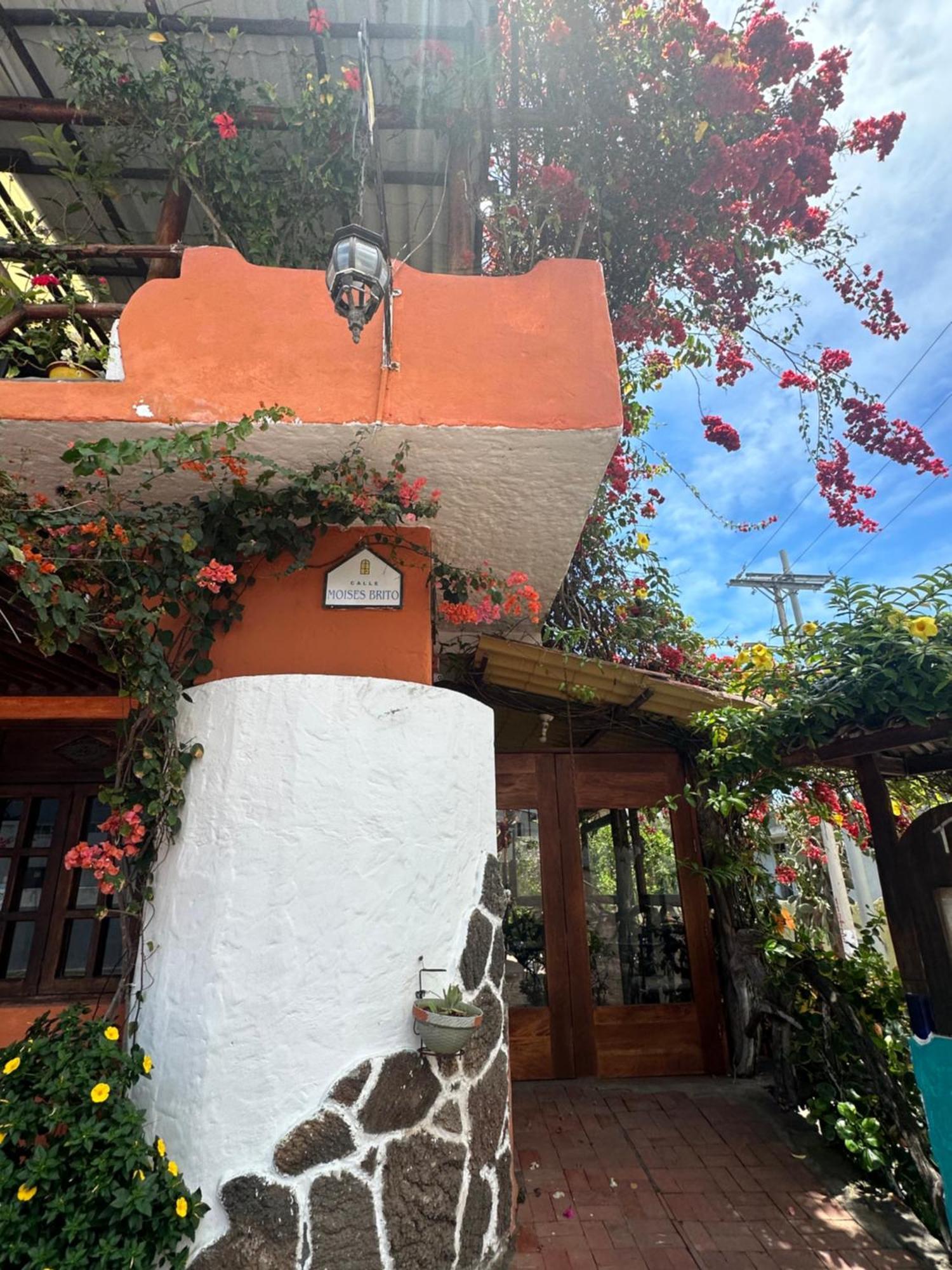 Casa Del Lago Lodging House Puerto Ayora  Exterior photo