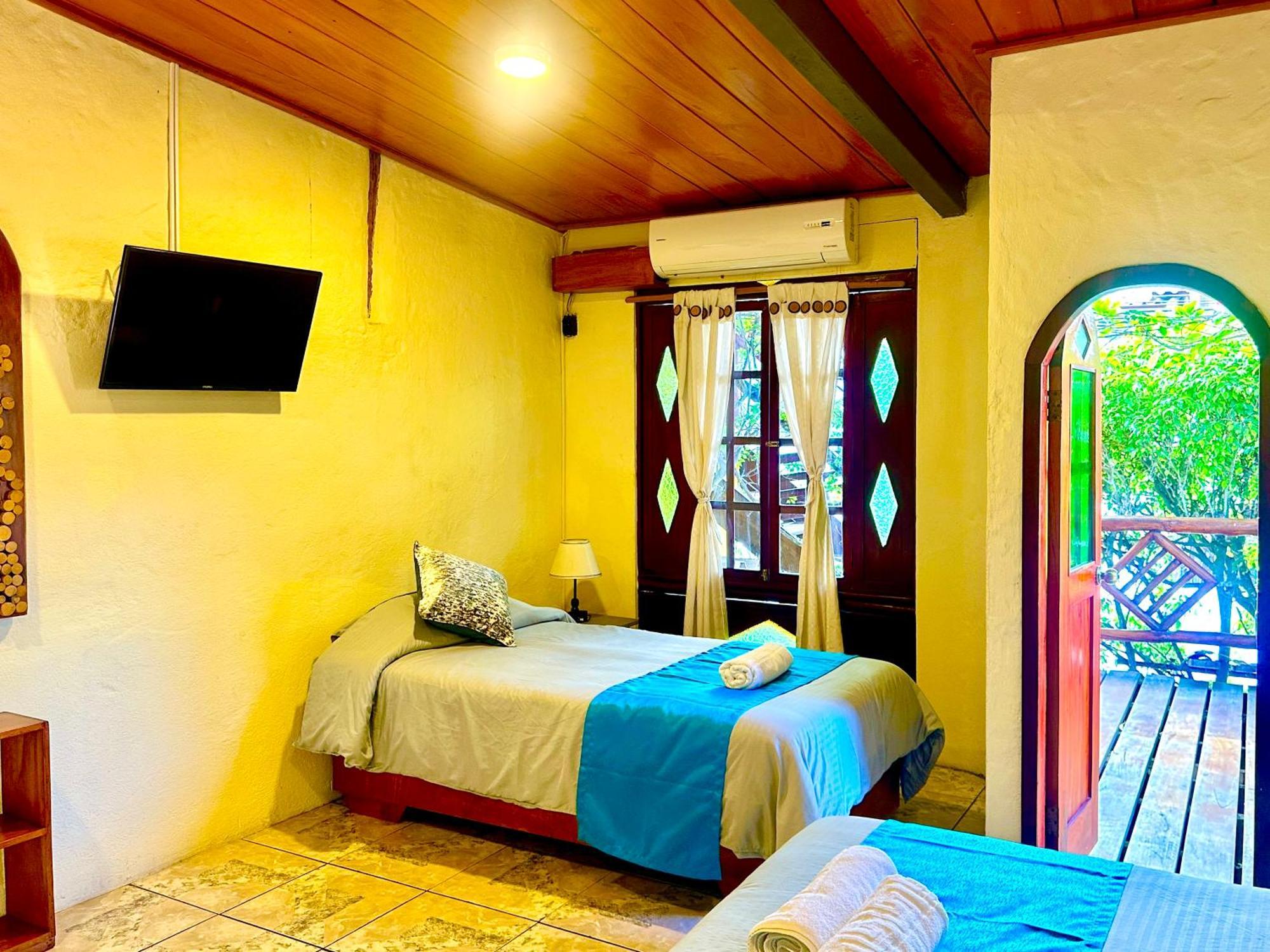 Casa Del Lago Lodging House Puerto Ayora  Exterior photo