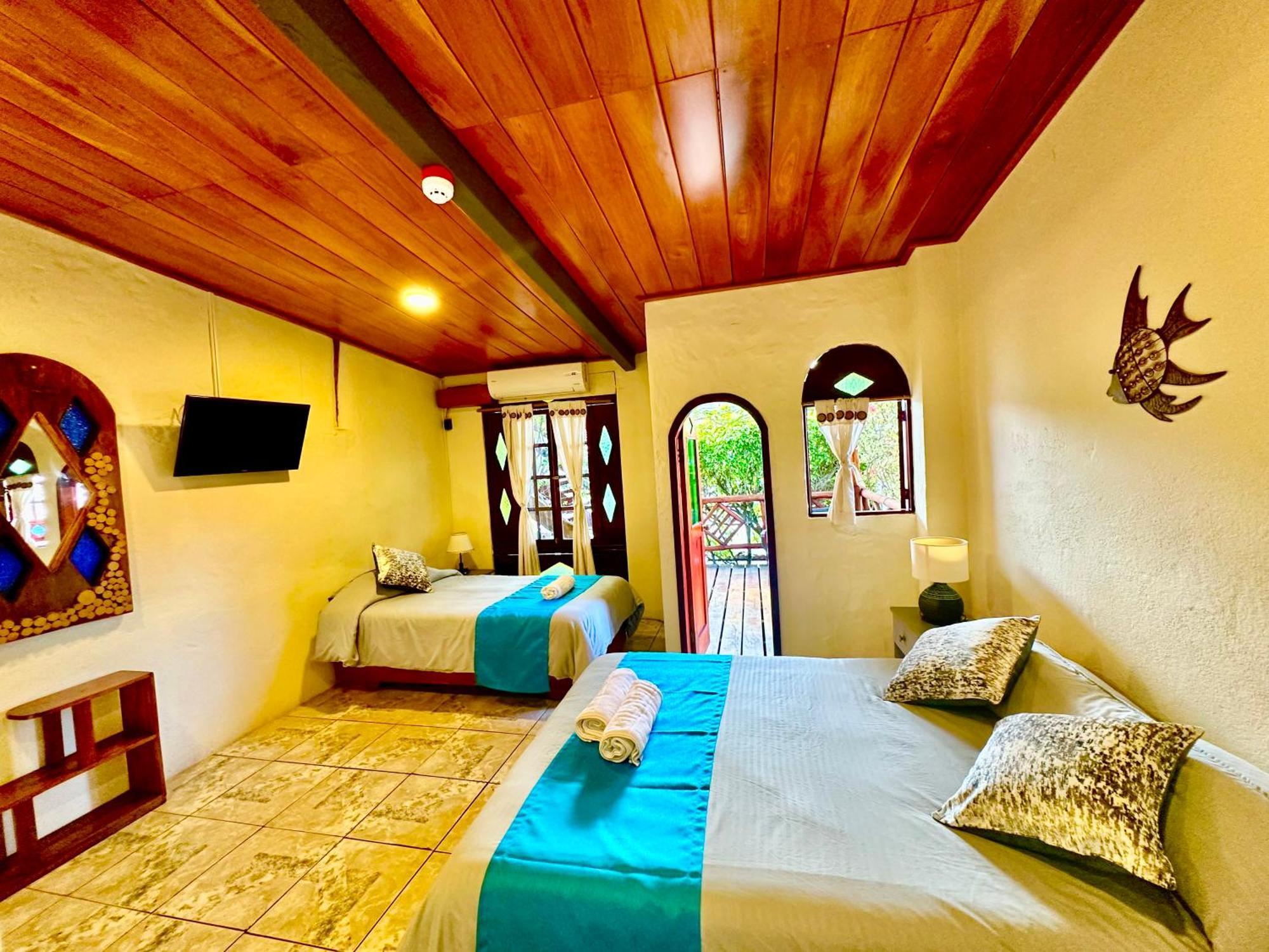 Casa Del Lago Lodging House Puerto Ayora  Exterior photo