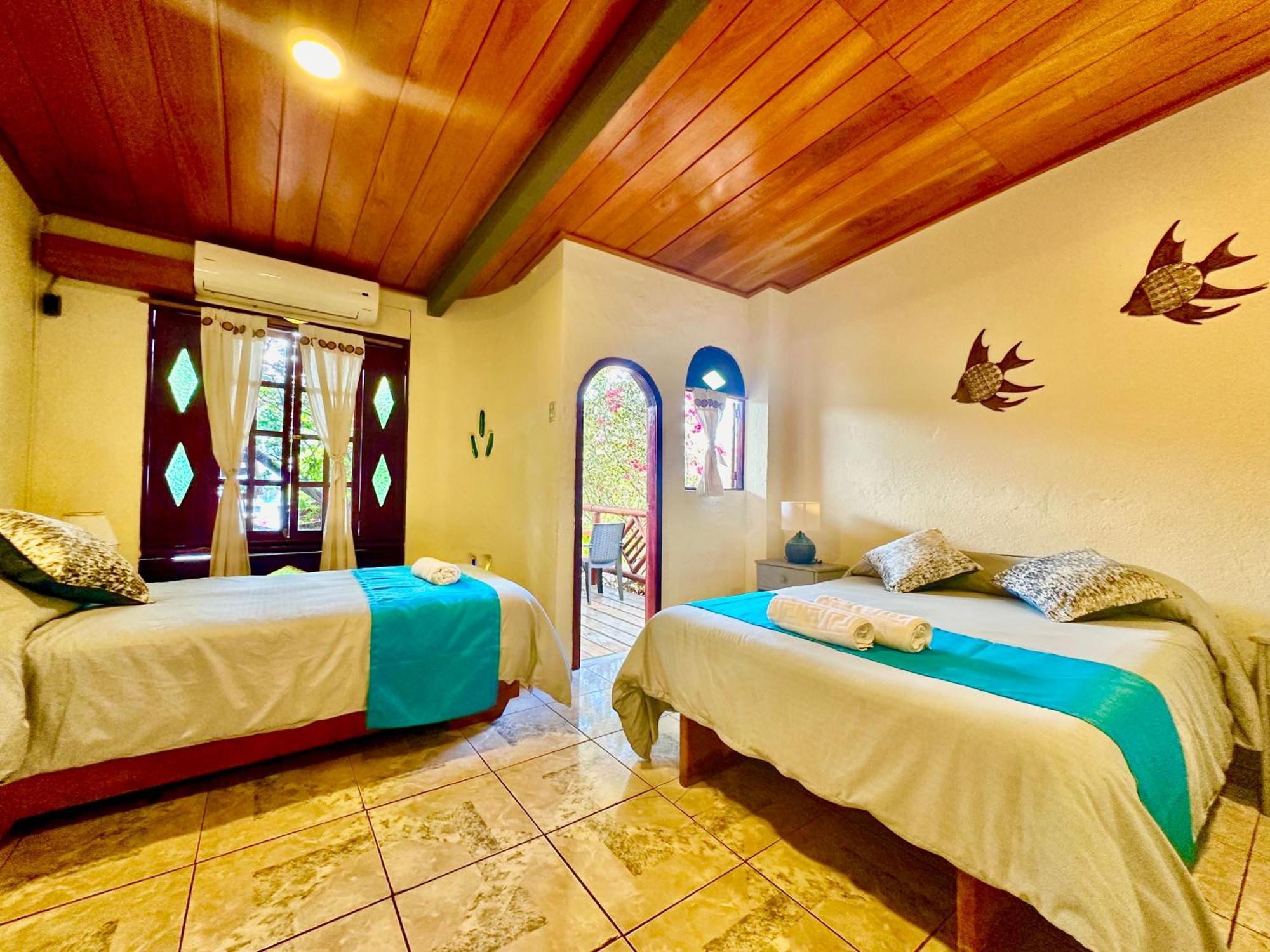 Casa Del Lago Lodging House Puerto Ayora  Exterior photo
