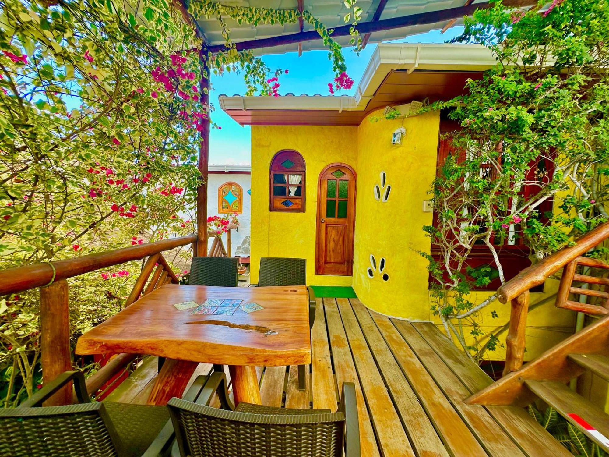 Casa Del Lago Lodging House Puerto Ayora  Exterior photo