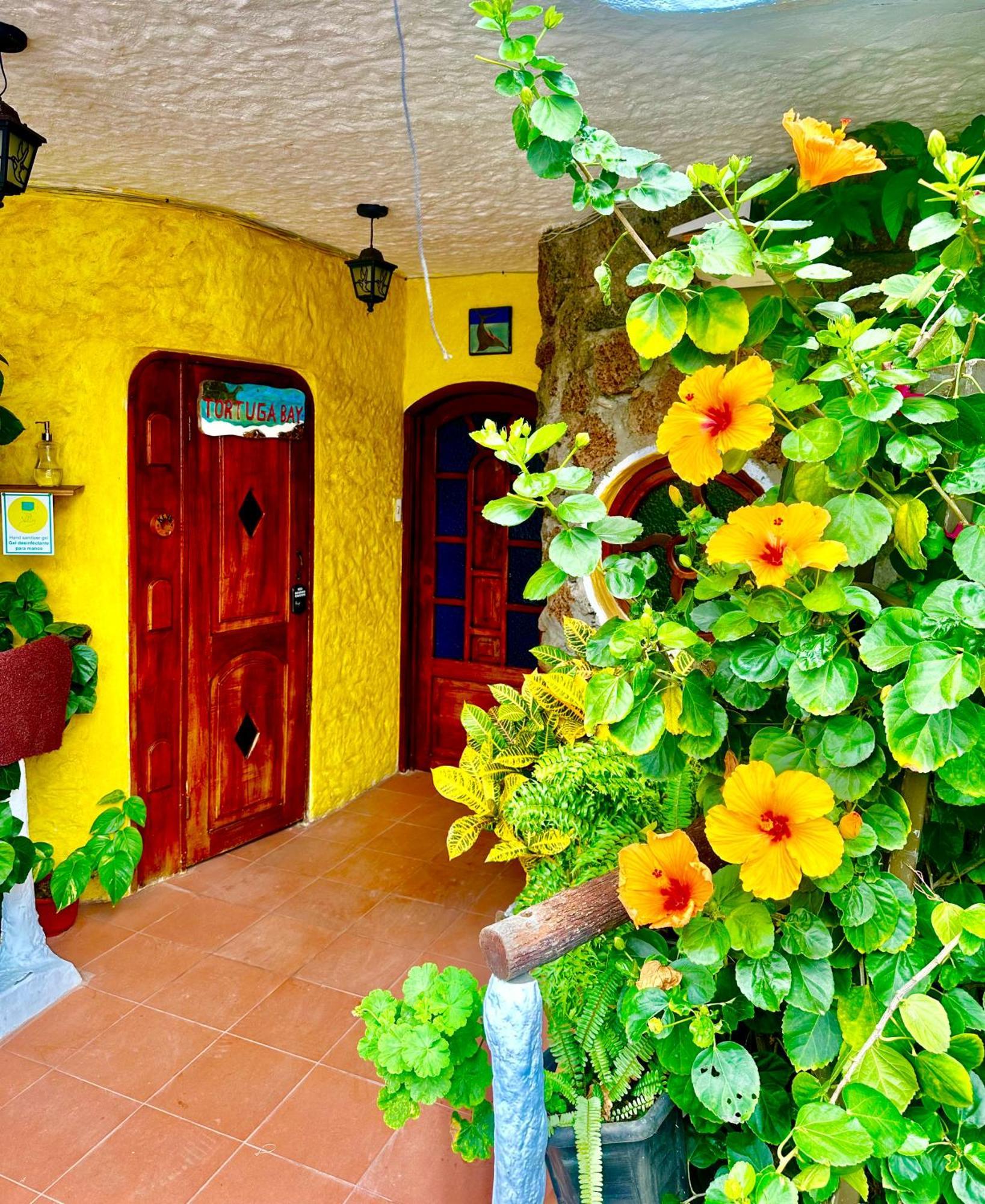Casa Del Lago Lodging House Puerto Ayora  Exterior photo