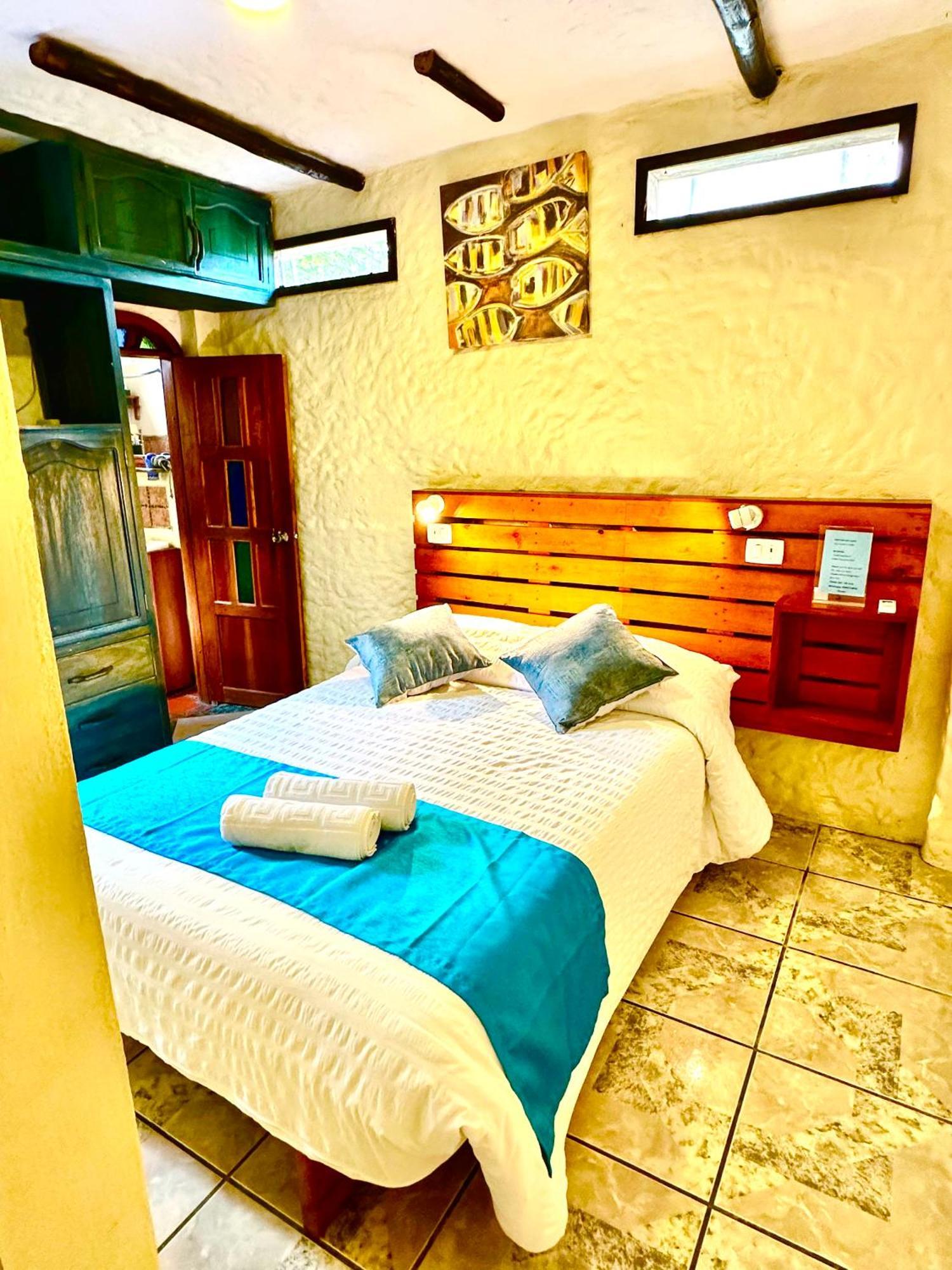 Casa Del Lago Lodging House Puerto Ayora  Exterior photo