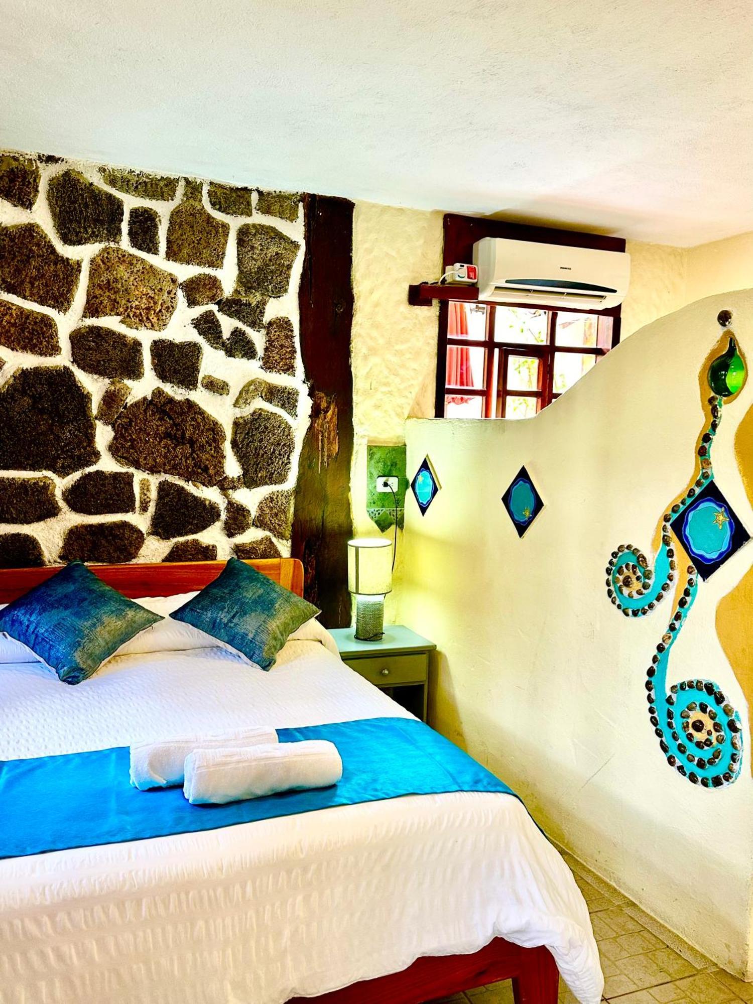 Casa Del Lago Lodging House Puerto Ayora  Exterior photo