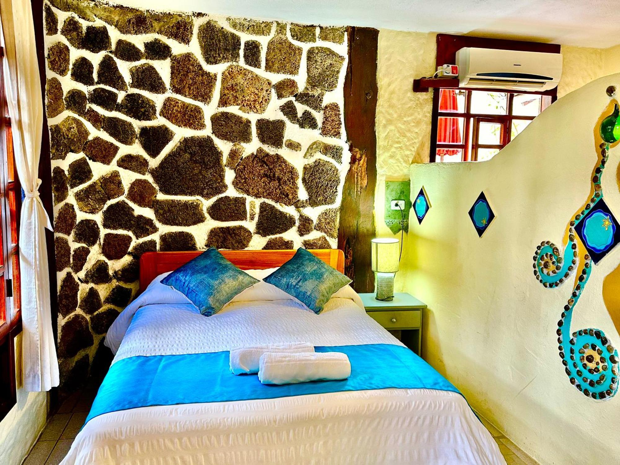 Casa Del Lago Lodging House Puerto Ayora  Exterior photo