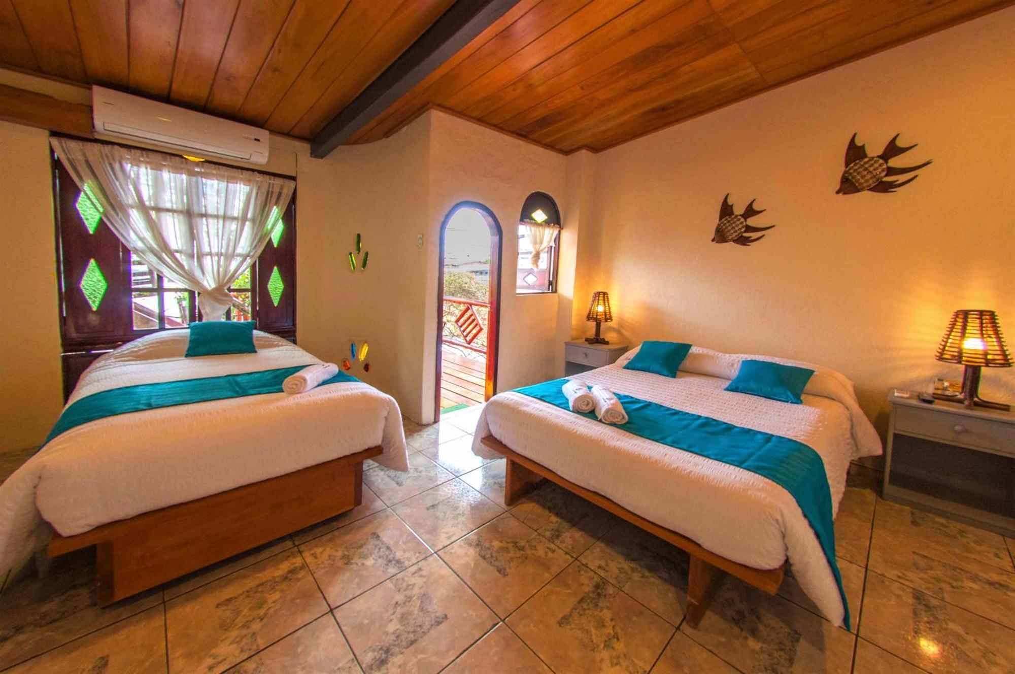 Casa Del Lago Lodging House Puerto Ayora  Exterior photo
